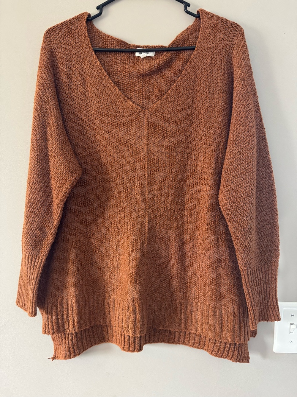 LA MIEL Chunky V-Neck Sweater in Rust Brown